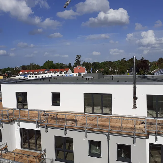 Modernes Gebäude mit Dachterrasse und Flachdachabdichtung – Flachdacharbeiten vom Dachdecker Burmester Ratzeburg