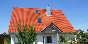 Steildach mit roten Dachziegeln – Dacheindeckung durch Burmester Dachdeckermeister in Ratzeburg