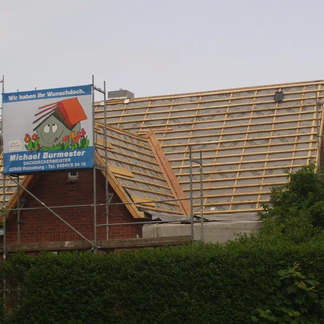 Neubau mit Steildach und Dachfenstern während der Dacharbeiten – Dachdeckerbetrieb Burmester Ratzeburg