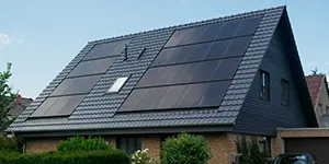 Photovoltaikanlage auf Steildach – Montage von Solaranlagen durch Burmester Dachdeckermeister aus Ratzeburg