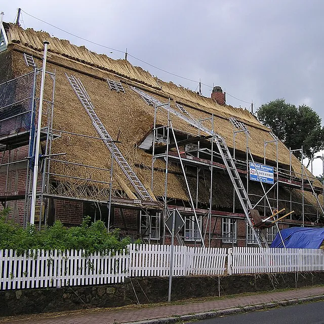 Sanierung eines Reetdachs mit Gerüst – Reetdacharbeiten vom Dachdecker Burmester in Ratzeburg