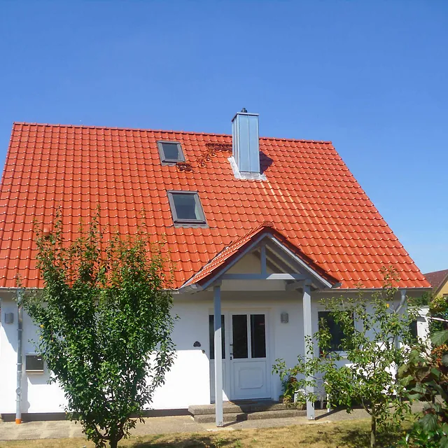 Einfamilienhaus mit neu eingedecktem Ziegeldach – Dachsanierung durch Burmester Dachdeckermeister Ratzeburg