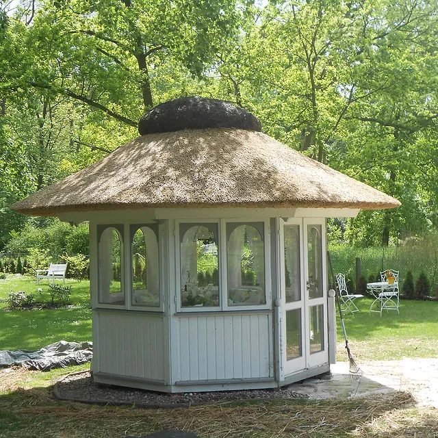 Pavillon mit traditionellem Reetdach – Reetdacharbeiten vom Dachdeckerbetrieb Burmester aus Ratzeburg