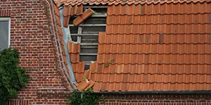 Sturmschaden an Ziegeldach mit beschädigten Dachpfannen – Dachreparatur durch Dachdecker in Ratzeburg