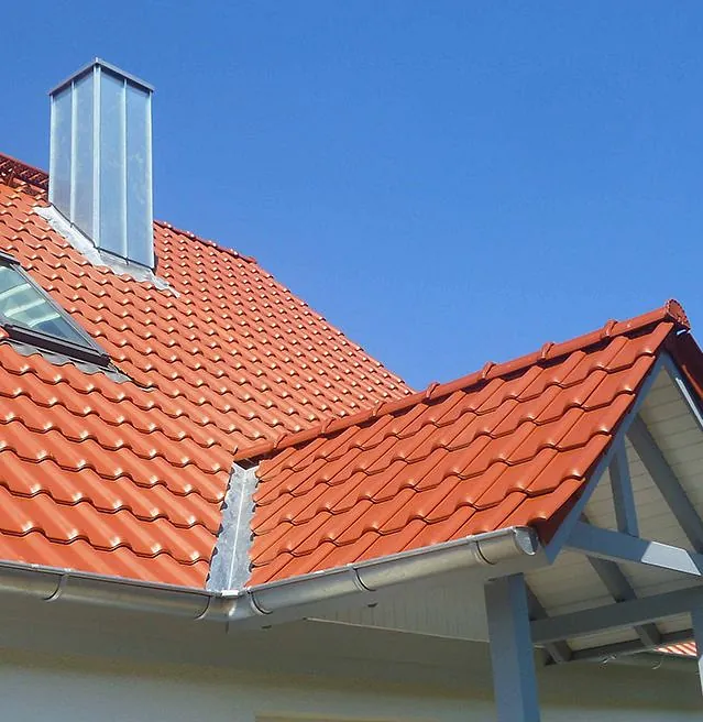 Modernes Ziegeldach mit Gaube – Dacharbeiten von Burmester Dachdeckermeister in Ratzeburg