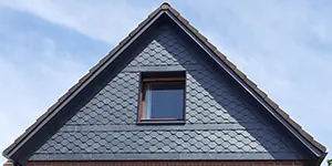 Schieferfassade an Giebelwand – Fassadenbekleidung durch Burmester Dachdeckermeister aus Ratzeburg