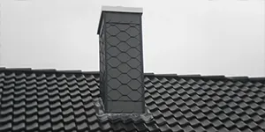 Schornsteinverkleidung mit Schiefer auf Ziegeldach – Dacharbeiten von Burmester Dachdeckermeister in Ratzeburg