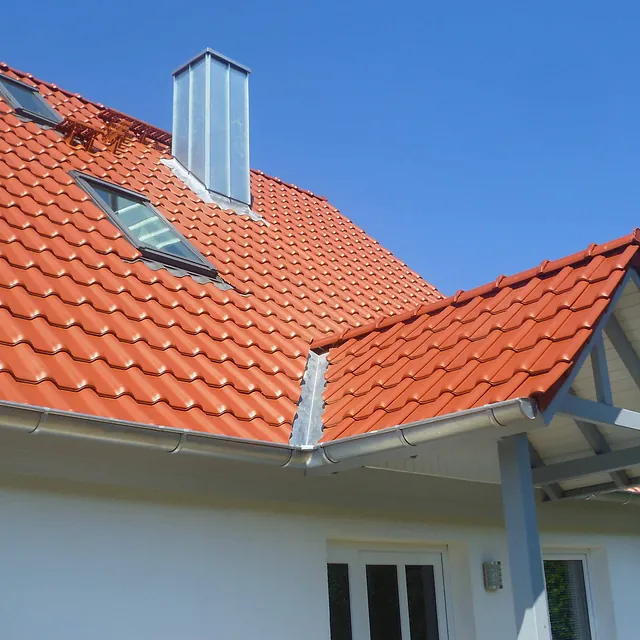 Steildach mit roten Dachziegeln und Dachfenster – Dacheindeckung durch Dachdecker Burmester Ratzeburg