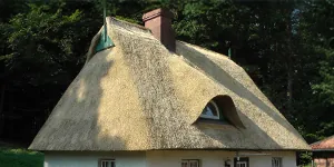Traditionelles Reetdach eines Hauses – Reetdacharbeiten vom Dachdecker Burmester aus Ratzeburg