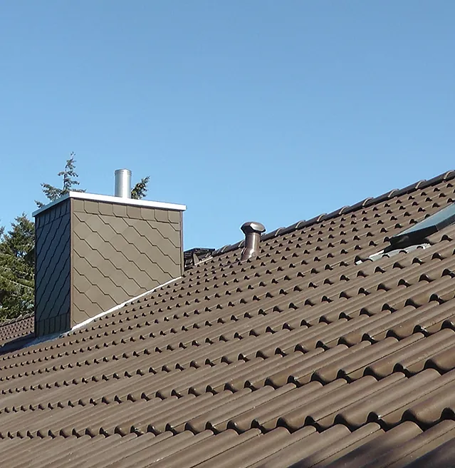 Dachsanierung mit Ziegeldeckung und Schornsteinverkleidung – Dachdecker Burmester aus Ratzeburg