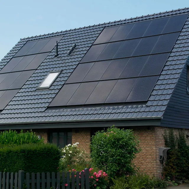 Photovoltaikanlage auf Steildach eines Wohnhauses – Solaranlagen-Montage vom Dachdecker Burmester Ratzeburg