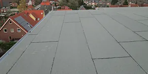 Abgedichtetes Flachdach mit Bitumenbahnen – Flachdacharbeiten von Burmester Dachdeckermeister Ratzeburg