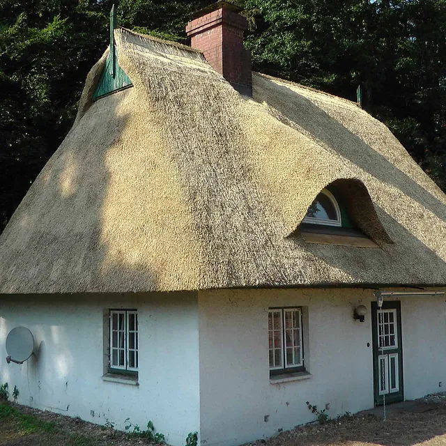 Reetdachhaus mit traditioneller Reeteindeckung – Reetdacharbeiten vom Dachdecker Burmester in Ratzeburg